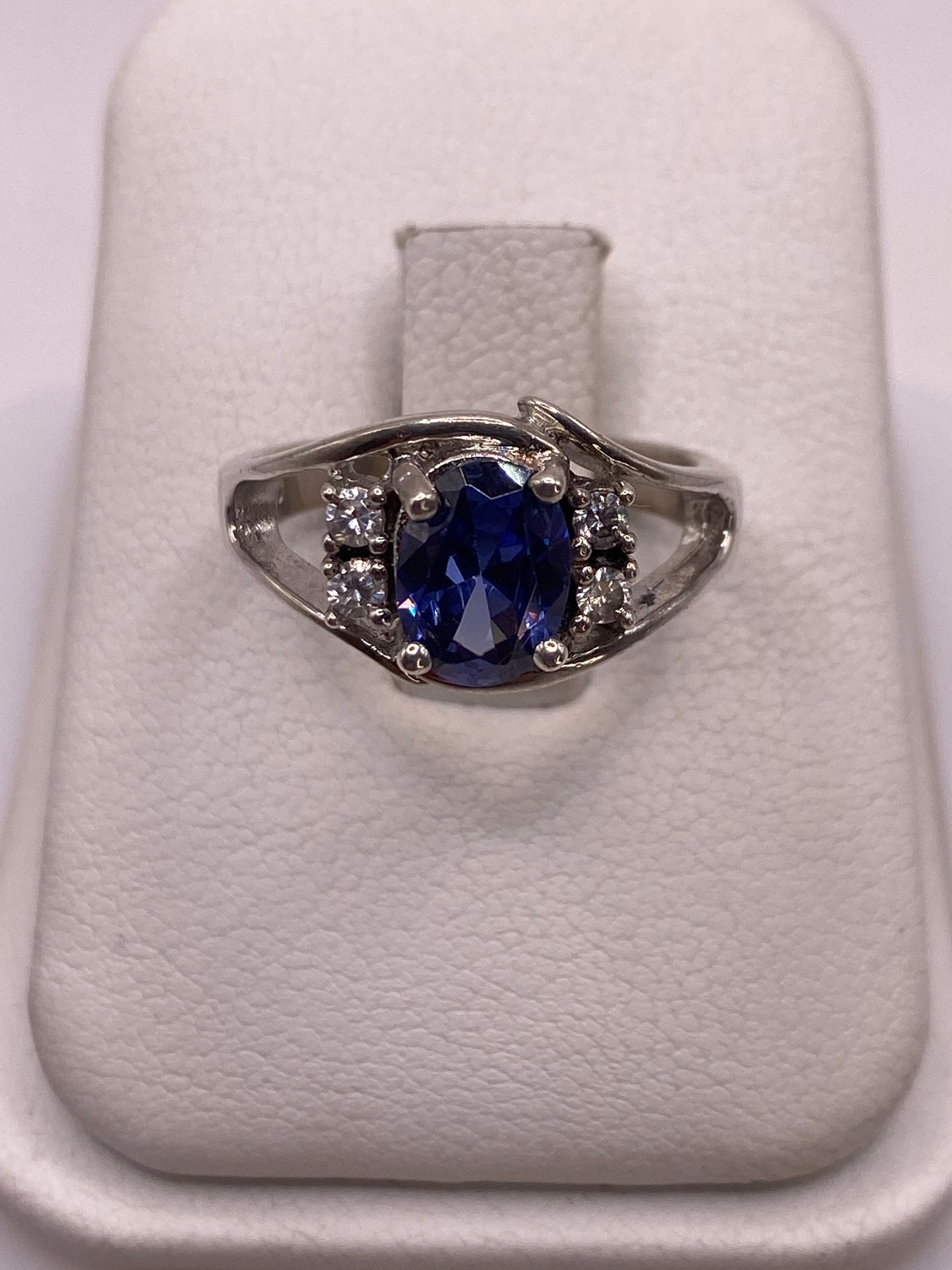 Anillo solitario de plata con circonia azul facetada en estuche blanco