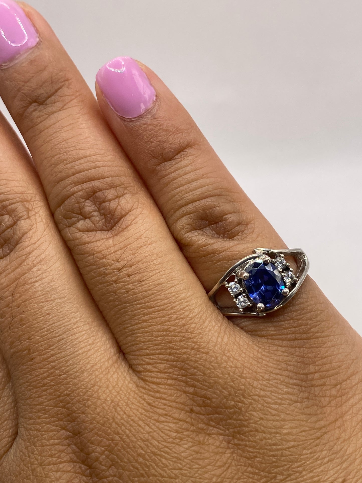 Anillo sobre dedo mostrando el brillo y facetas de la circonia