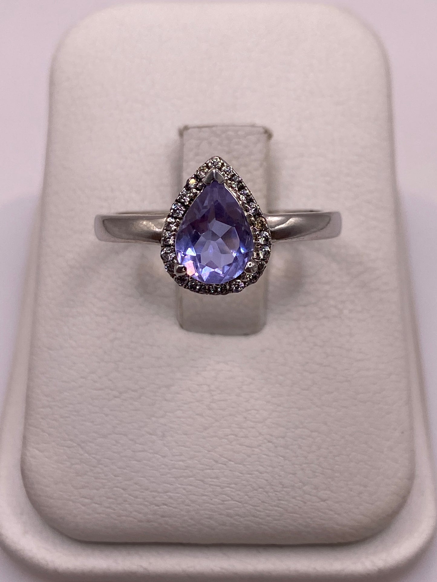 Anillo de plata con circonia morada pera en estuche blanco, vista frontal