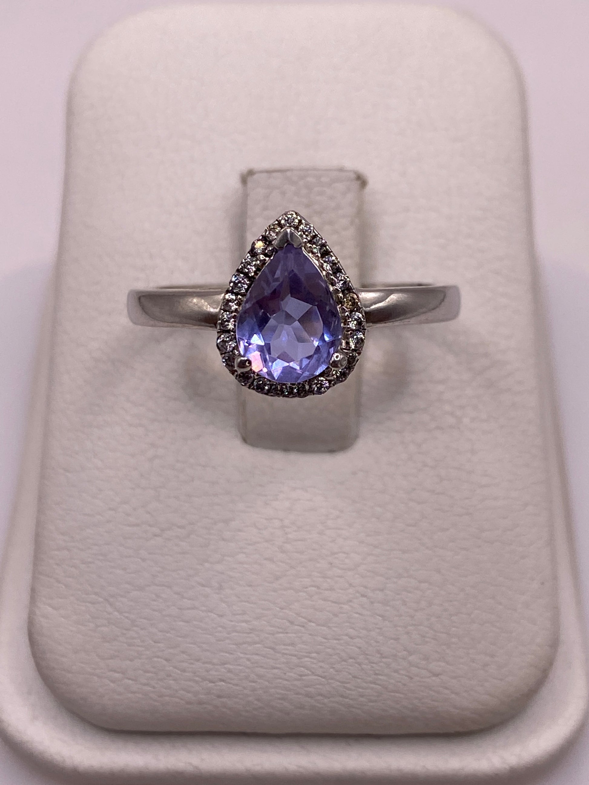 Anillo de plata con circonia morada pera en estuche blanco, vista frontal