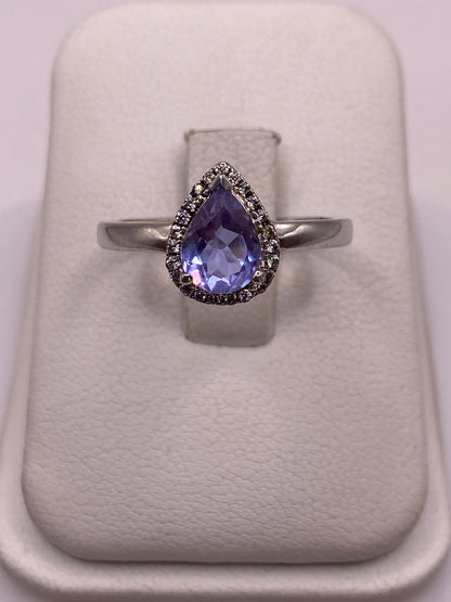 Anillo de plata con circonia morada pera en estuche blanco, vista frontal