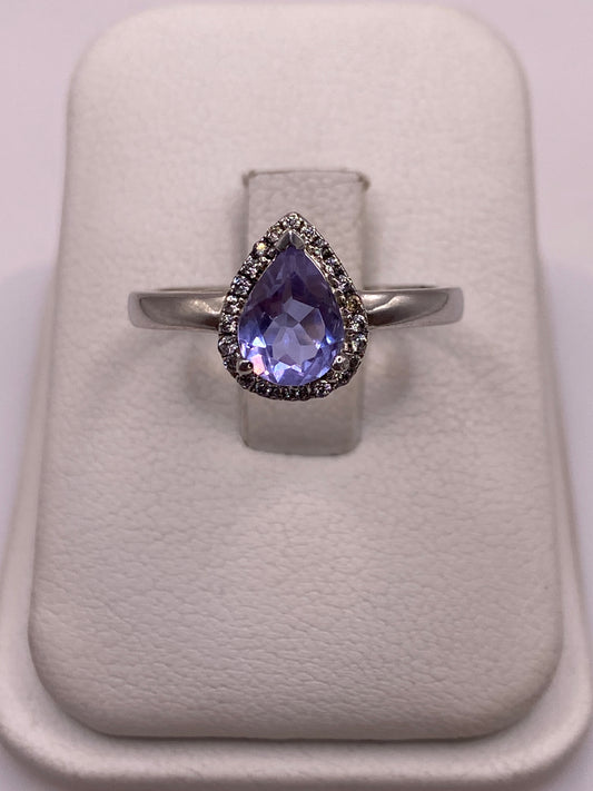 Anillo de plata con circonia morada pera en estuche blanco, vista frontal