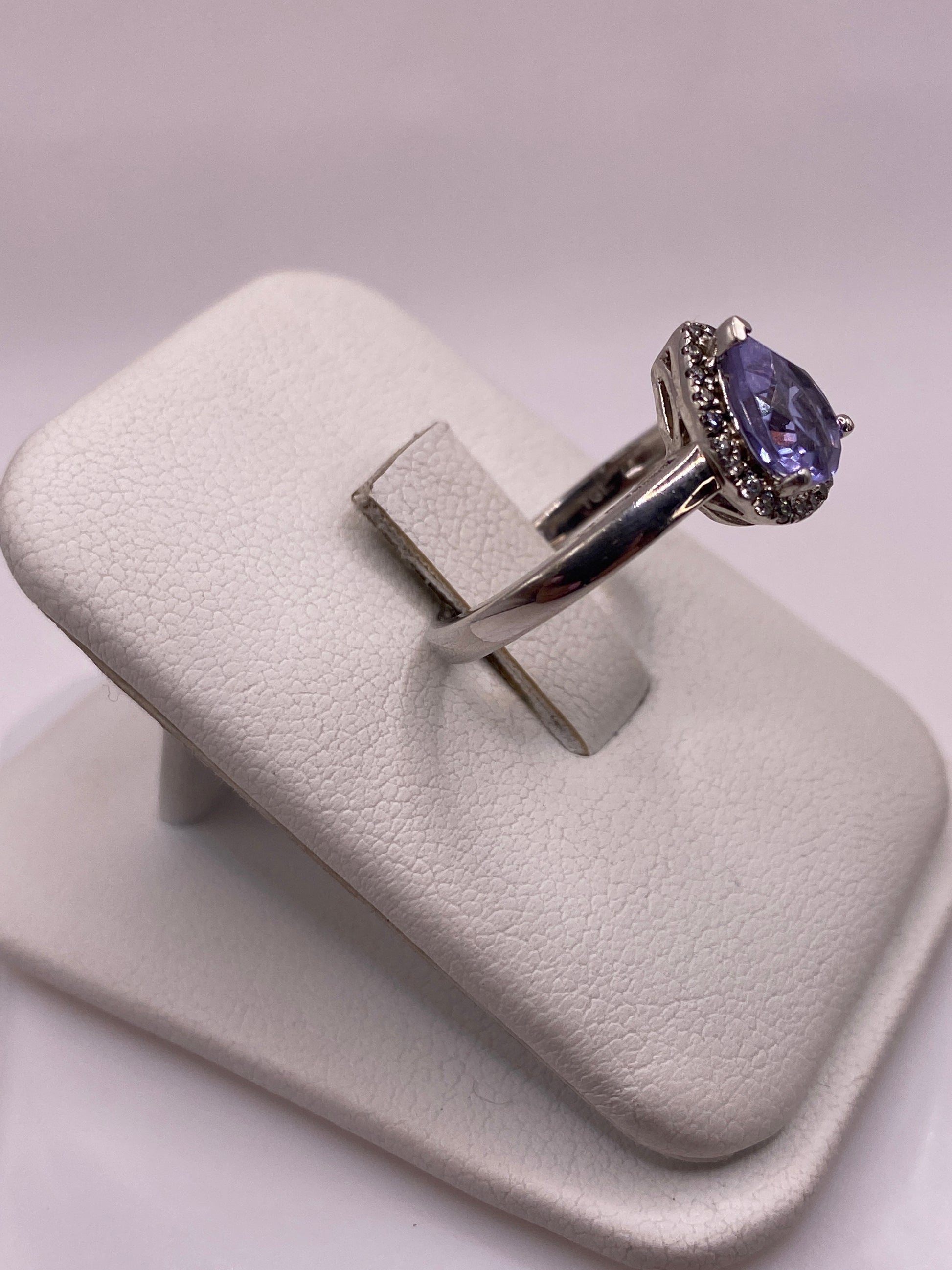 Detalle lateral del anillo solitario mostrando la talla pera y brillo de la circonia