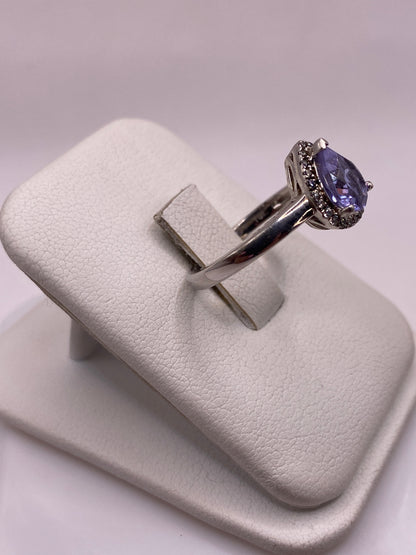 Detalle lateral del anillo solitario mostrando la talla pera y brillo de la circonia