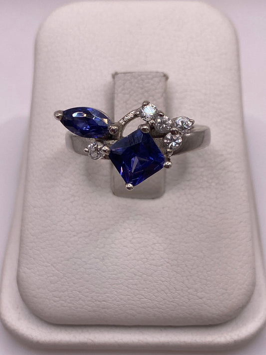 Anillo Plata Asimétrico con Circonia Azul — Diseño Moderno — foto 1