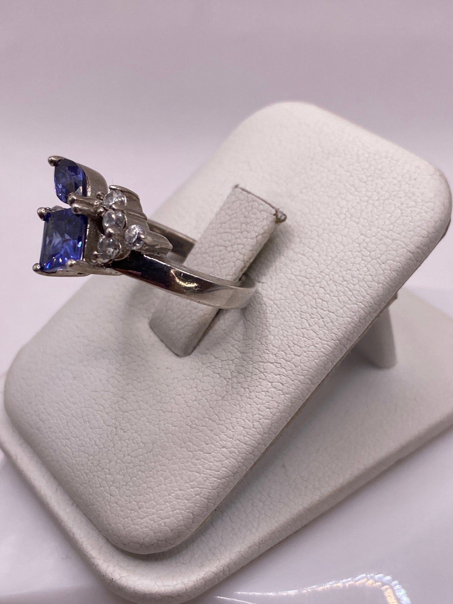 Anillo Plata Asimétrico con Circonia Azul — Diseño Moderno — foto 2