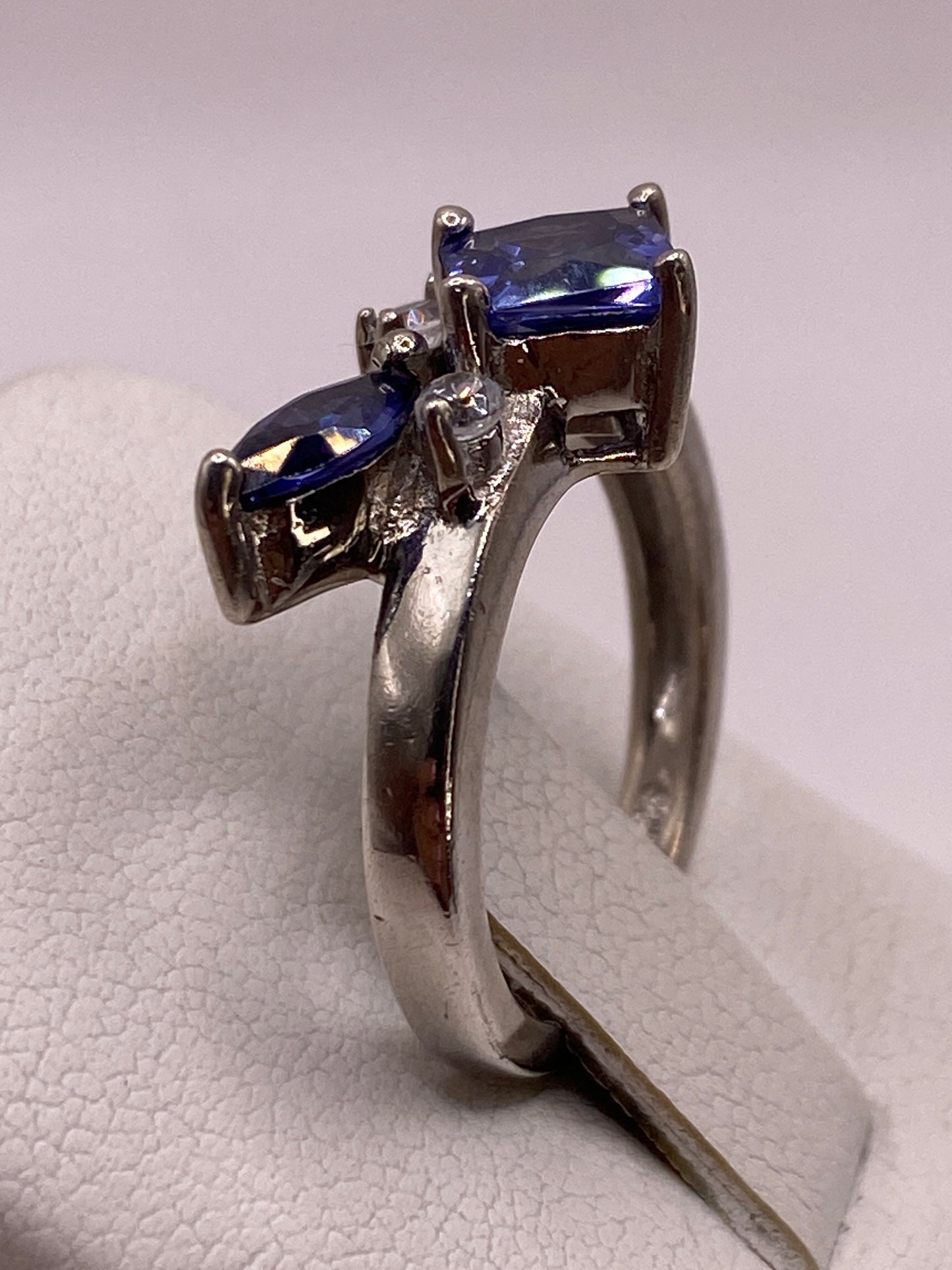Anillo Plata Asimétrico con Circonia Azul — Diseño Moderno — foto 3