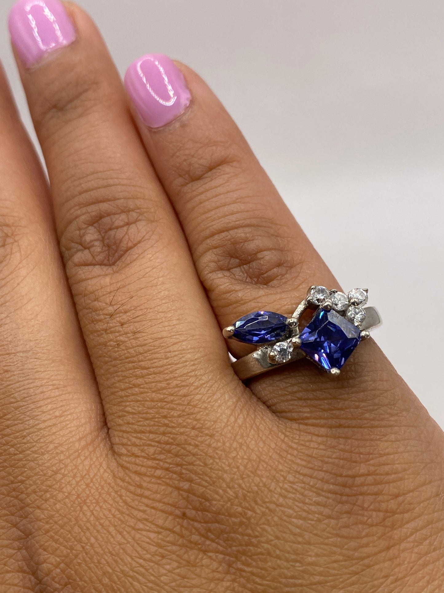Anillo Plata Asimétrico con Circonia Azul — Diseño Moderno — foto 4