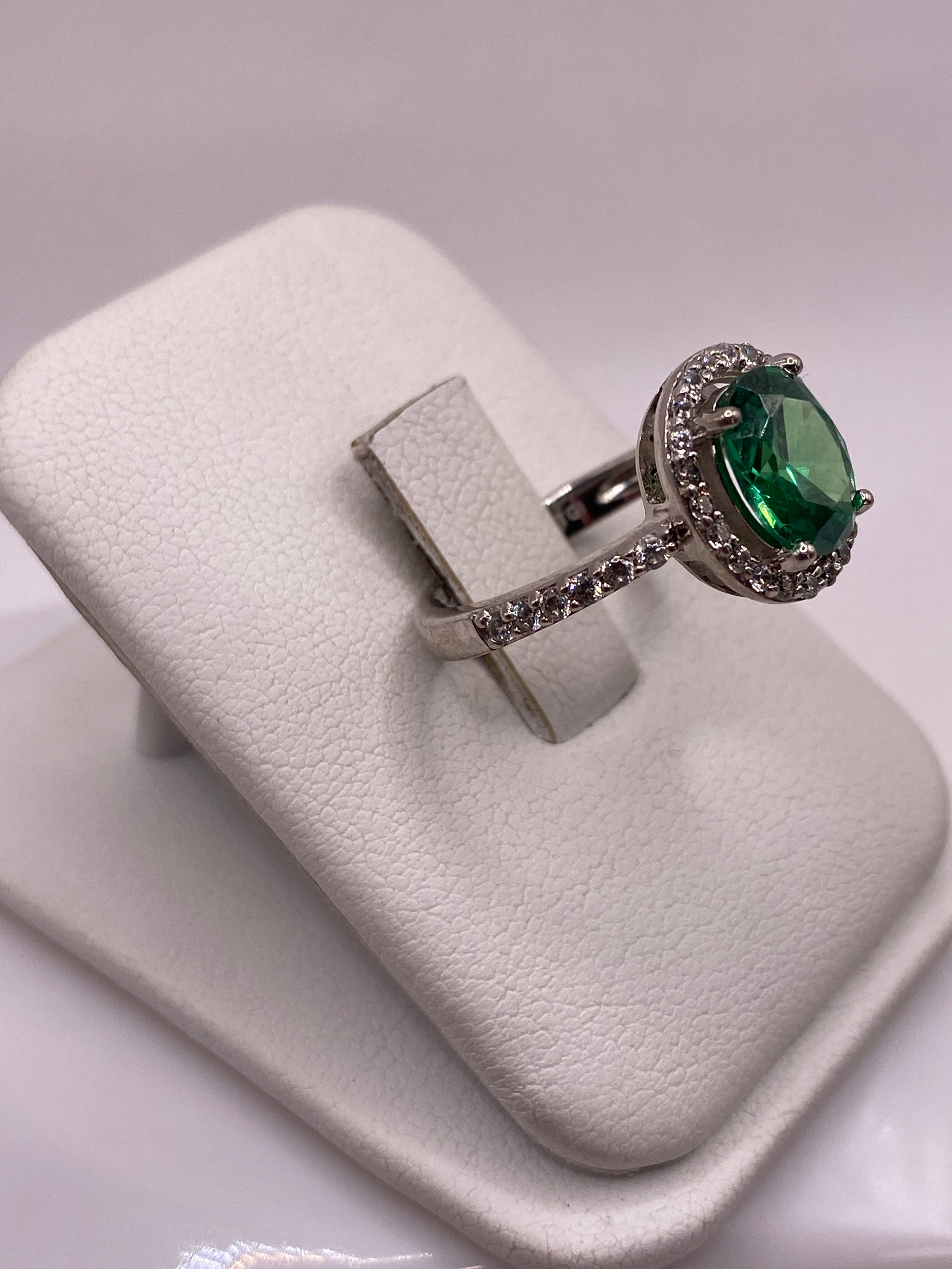 Vista frontal del anillo de circonia verde facetada en plata .925