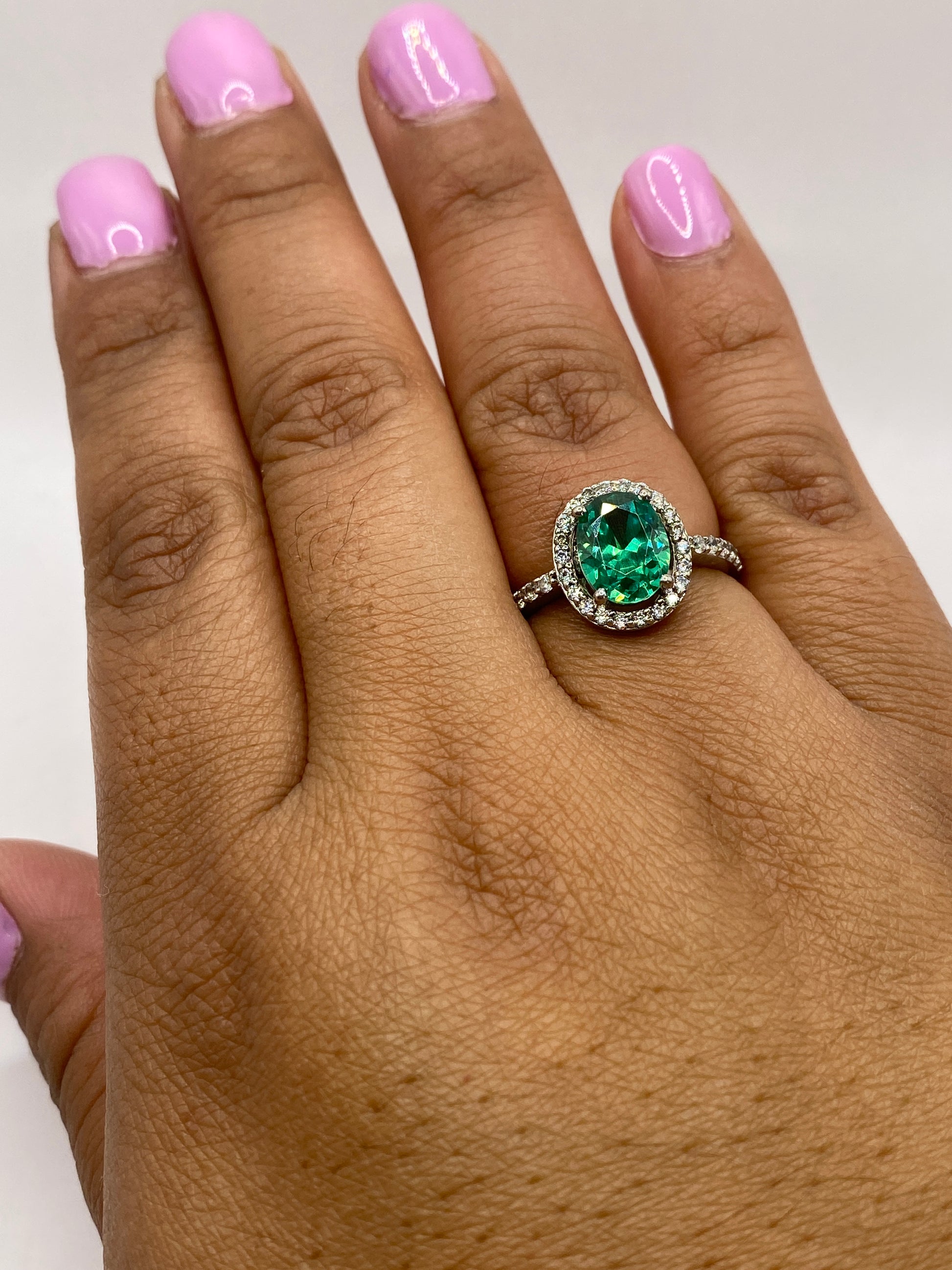 Anillo sobre fondo blanco mostrando el sello .925 MEXICO