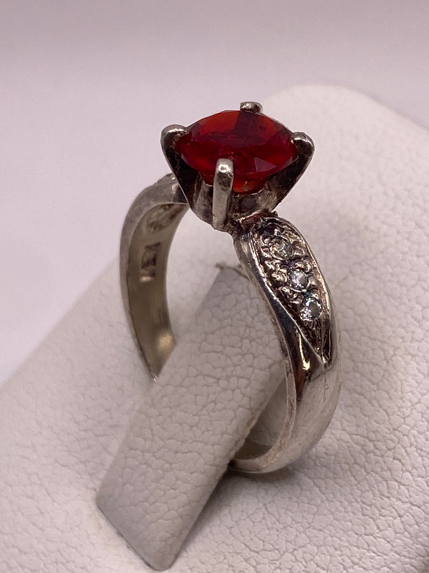 Detalle del engaste artesanal de la circonia roja en plata de Taxco