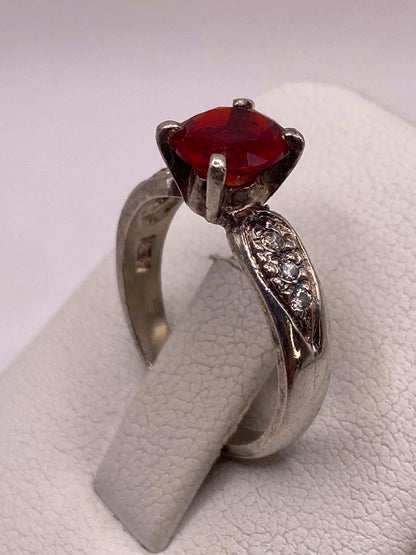 Detalle del engaste artesanal de la circonia roja en plata de Taxco