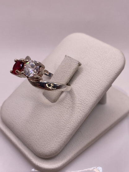 Detalle lateral del anillo de plata mostrando el engaste de la circonia roja