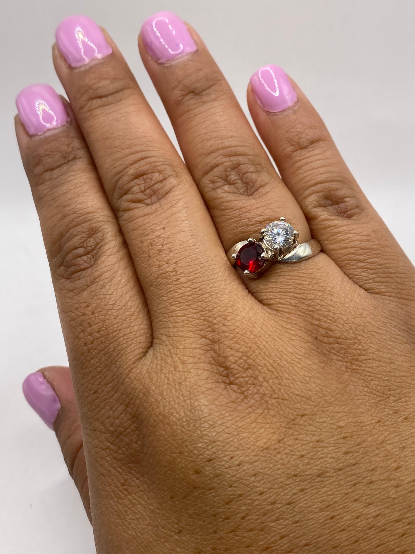 Anillo de plata .925 con circonia roja sobre fondo azul en báscula de precisión