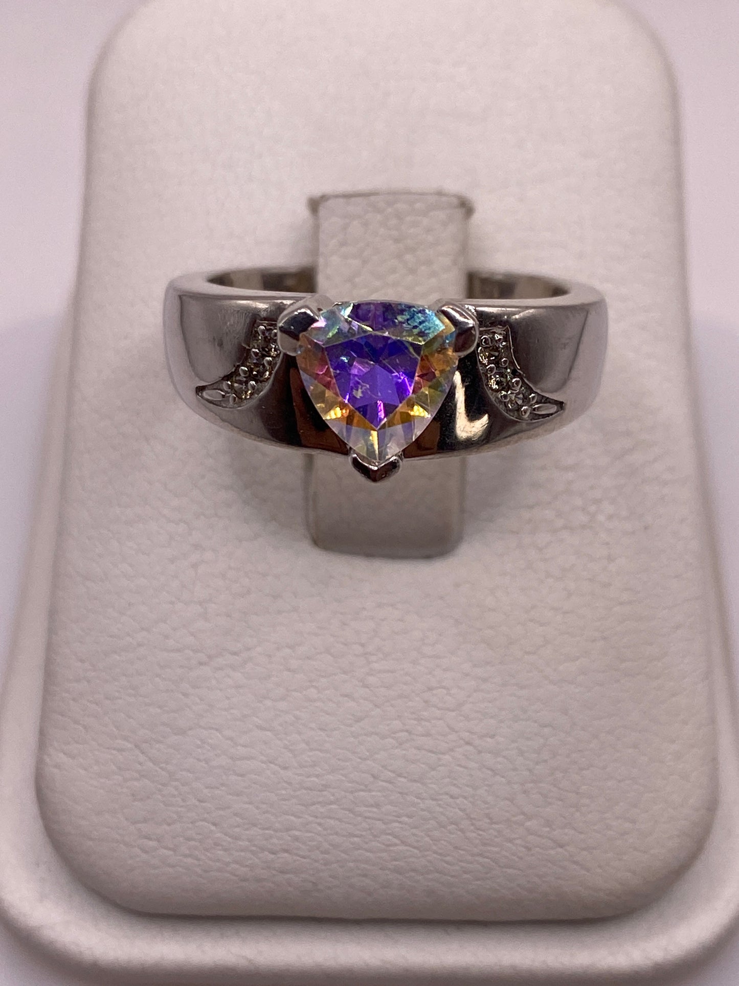 Anillo solitario de plata .925 con circonia multicolor en caja de presentación blanca