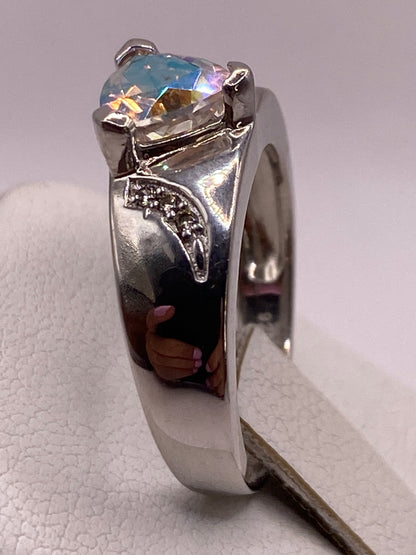 Detalle lateral del anillo en la mano, destacando la banda texturizada y el engaste en plata