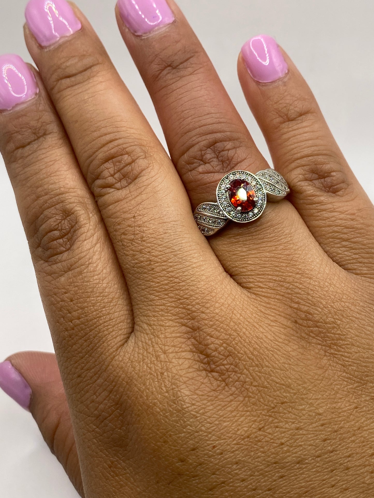 Anillo solitario en mano, plata Taxco con sello 925 TGT visible en el interior