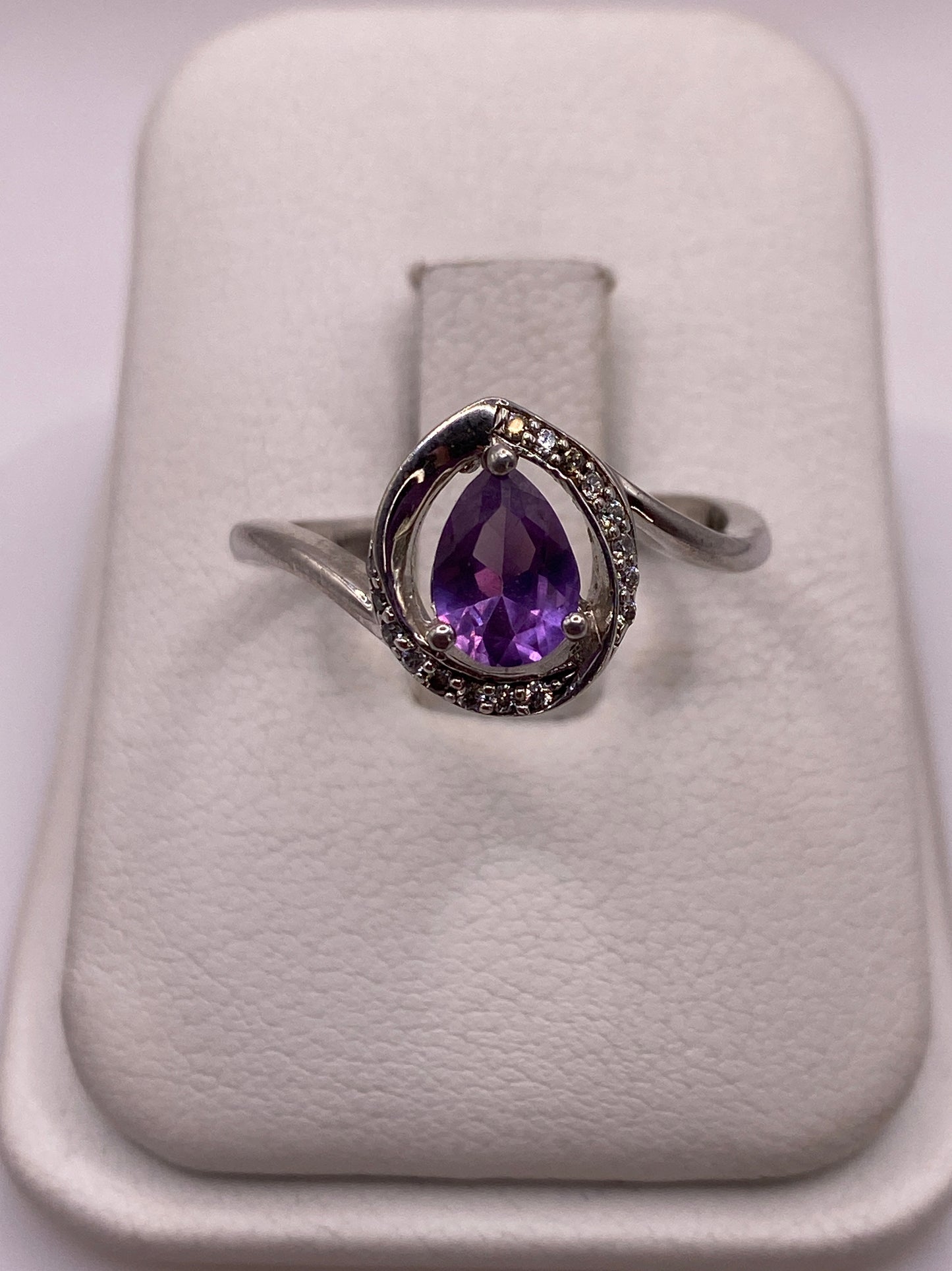 Anillo de plata solitario con circonia morada facetada en caja de presentación