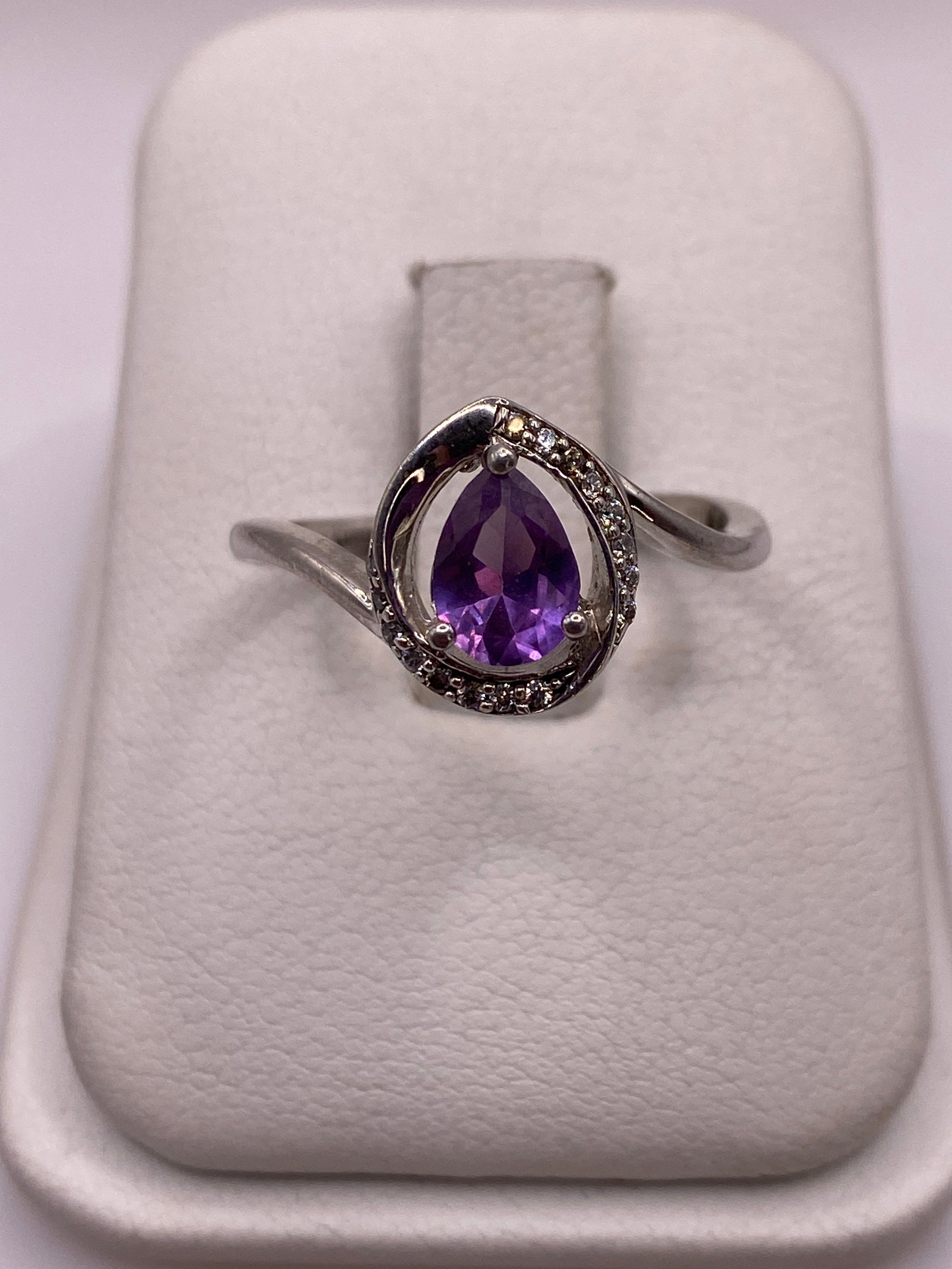 Anillo de plata solitario con circonia morada facetada en caja de presentación