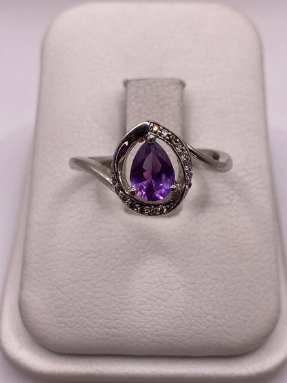 Anillo de plata solitario con circonia morada facetada en caja de presentación