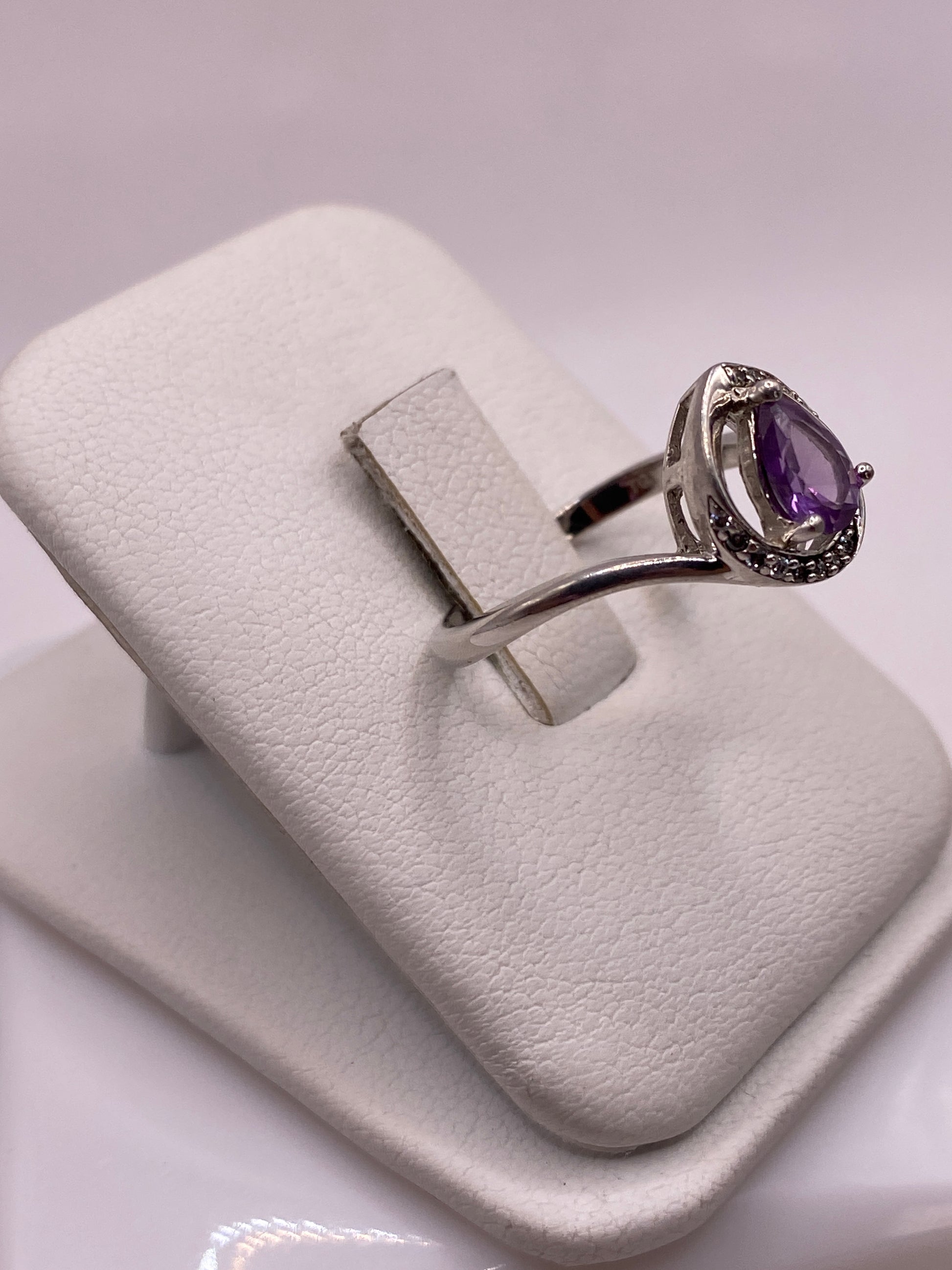Detalle del engaste minimalista de la circonia morada en plata .925