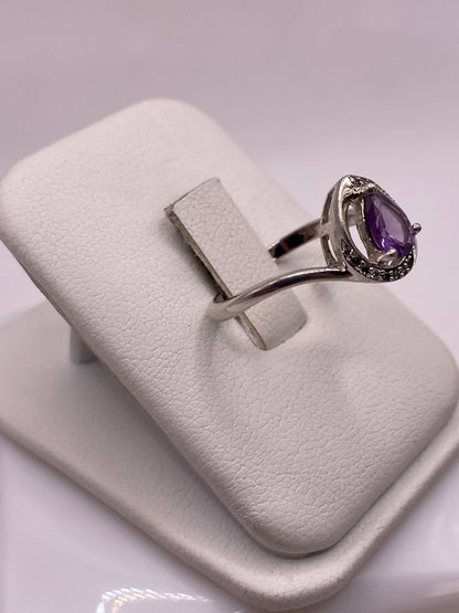 Detalle del engaste minimalista de la circonia morada en plata .925