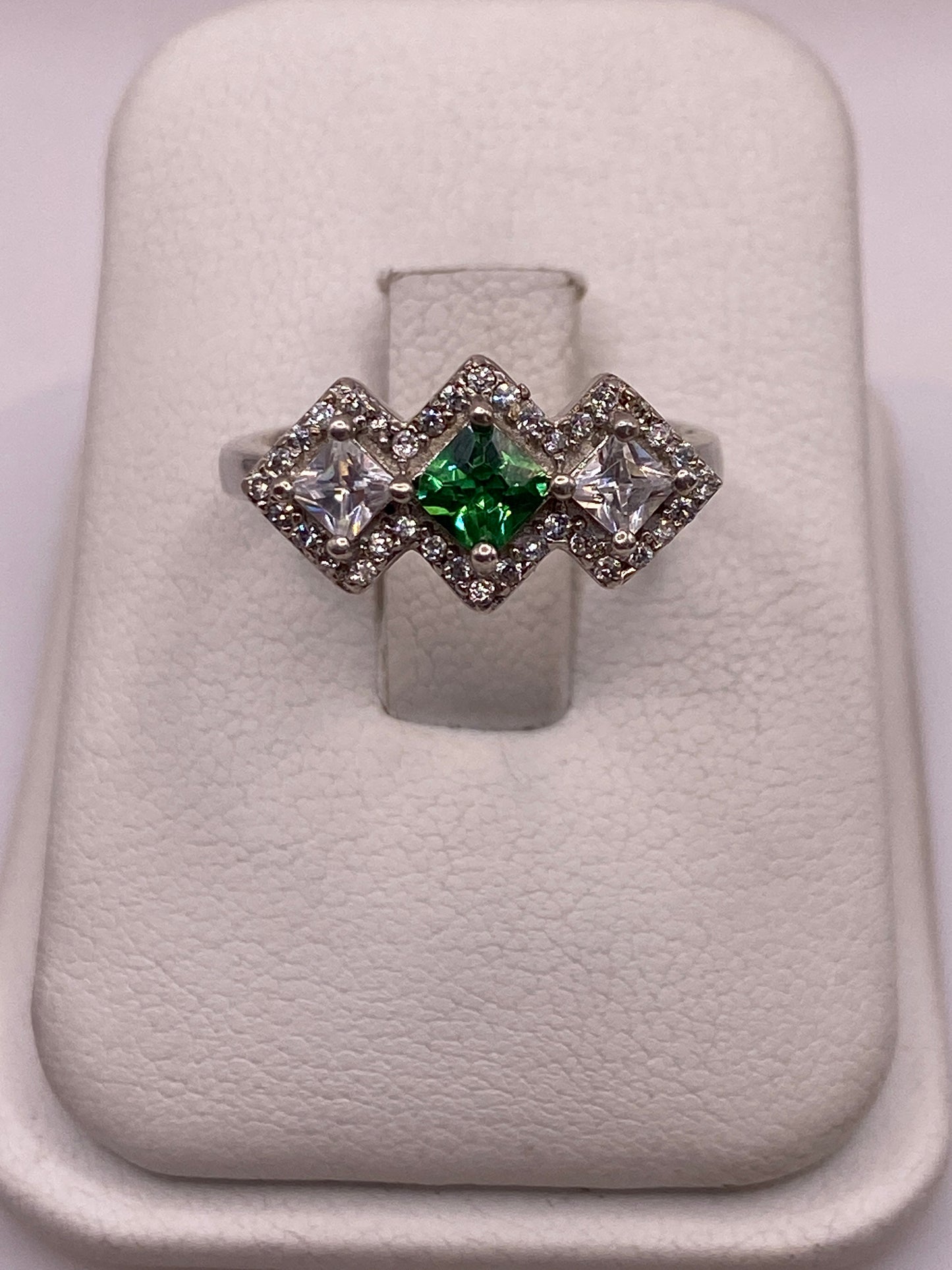 Anillo de plata tríada con circonia verde limón central rodeada de circonias blancas