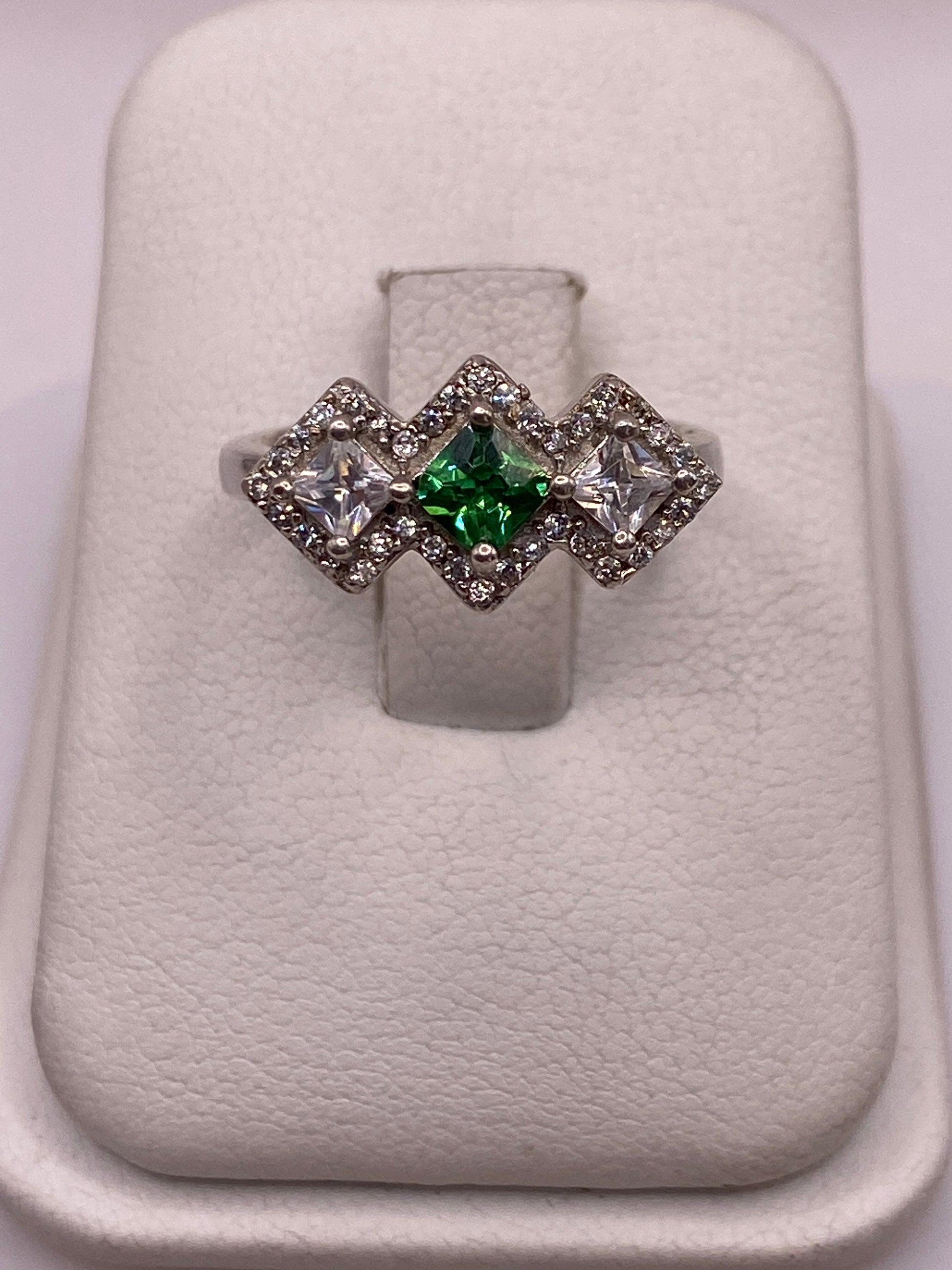 Anillo de plata tríada con circonia verde limón central rodeada de circonias blancas