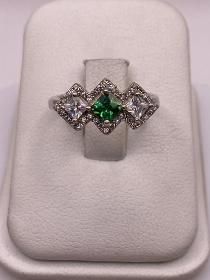 Anillo de plata tríada con circonia verde limón central rodeada de circonias blancas