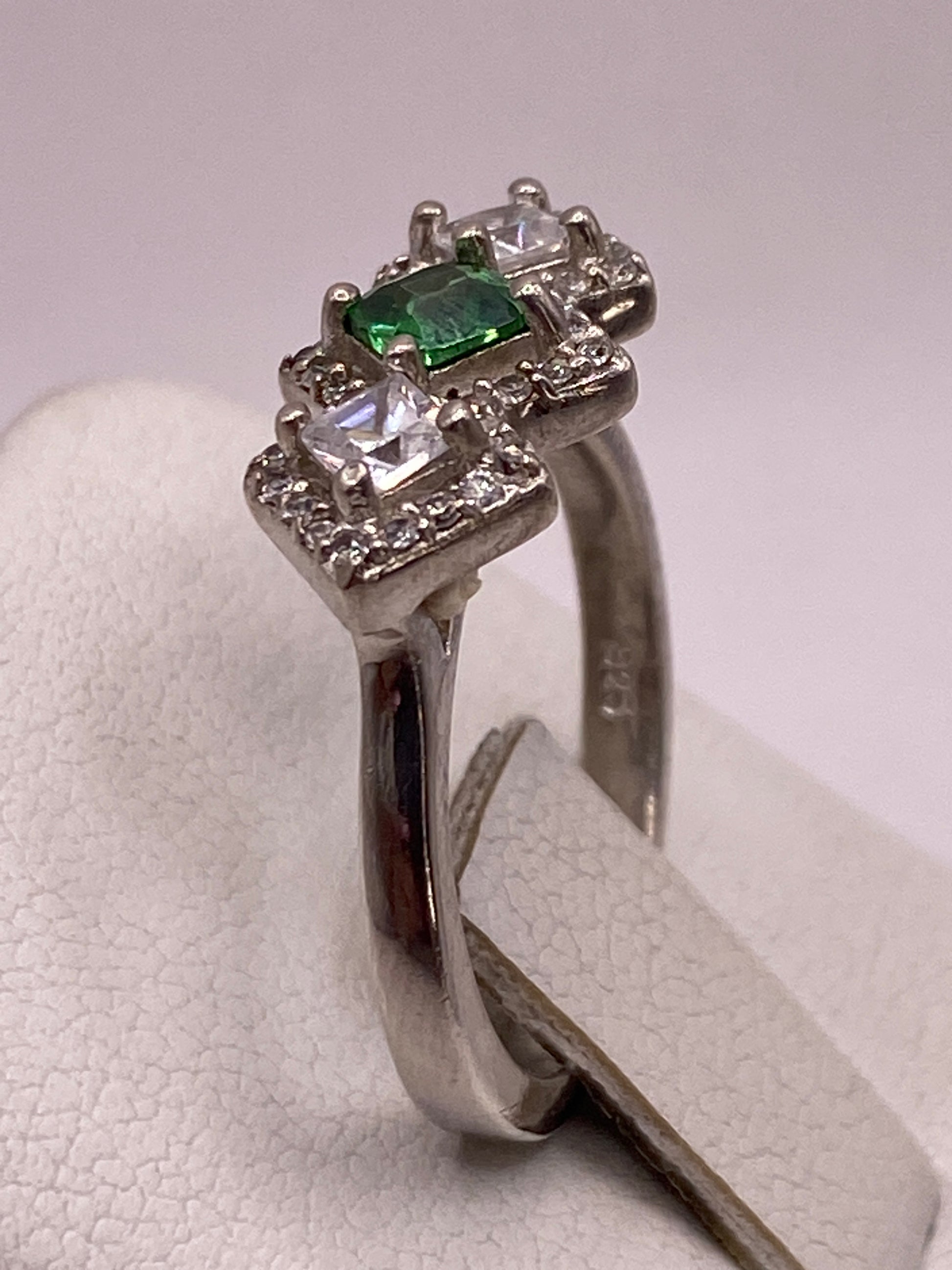 Anillo de circonia verde limón en mano de mujer con diseño brillante y elegante
