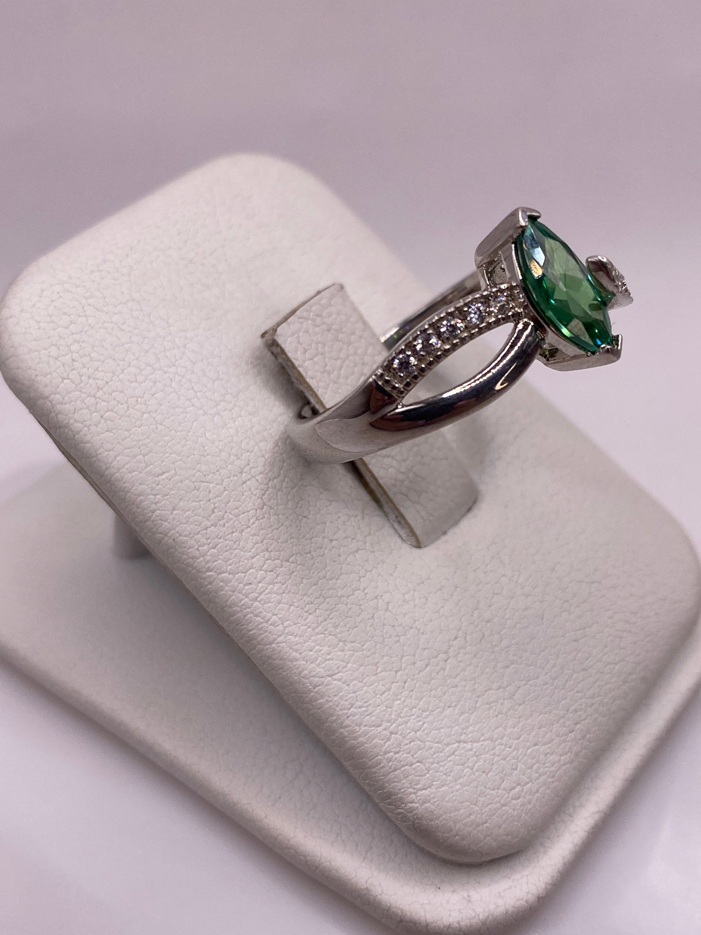 Vista frontal del anillo de circonia verde con diseño serpentino en plata .925
