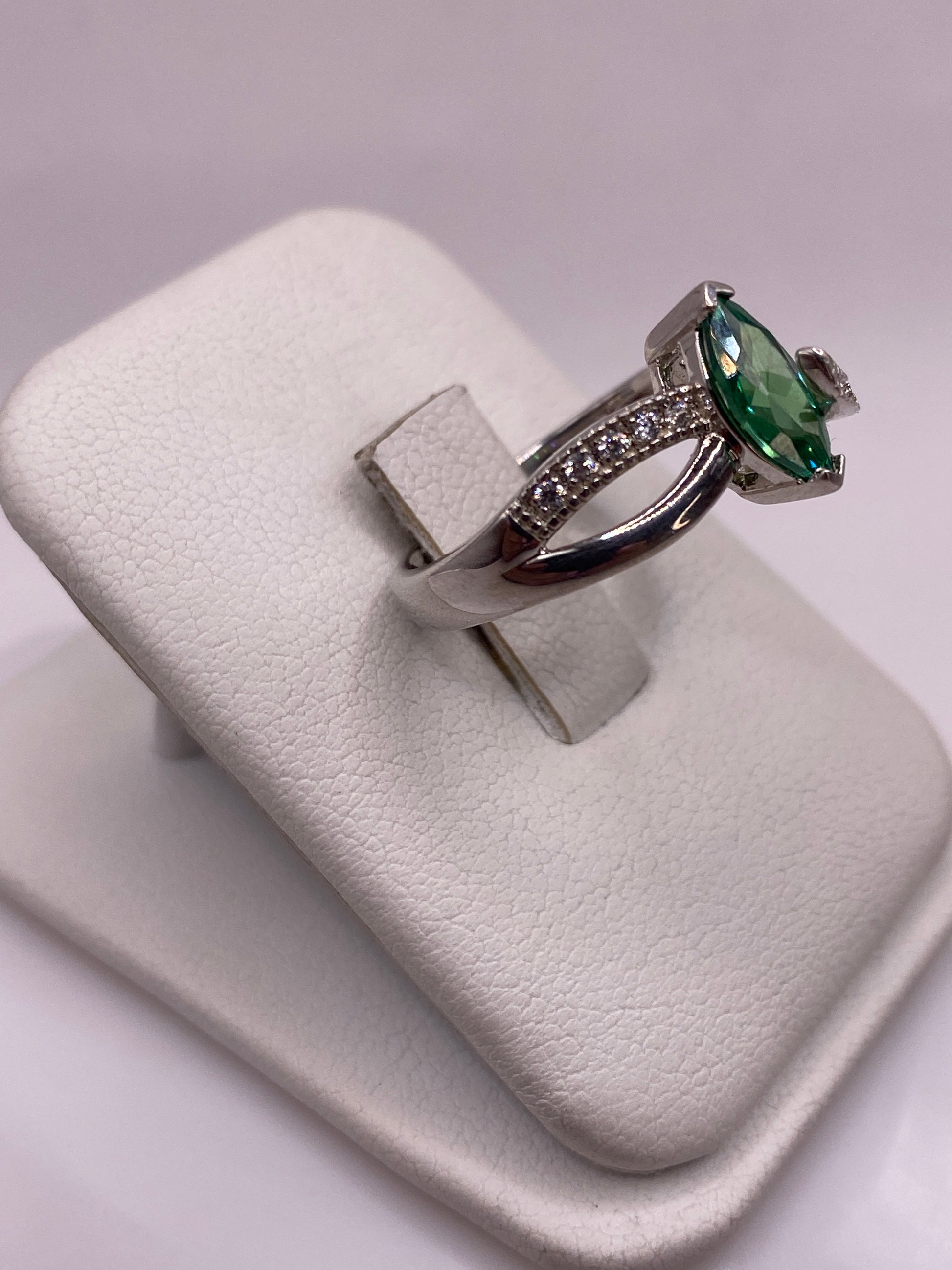 Vista frontal del anillo de circonia verde con diseño serpentino en plata .925