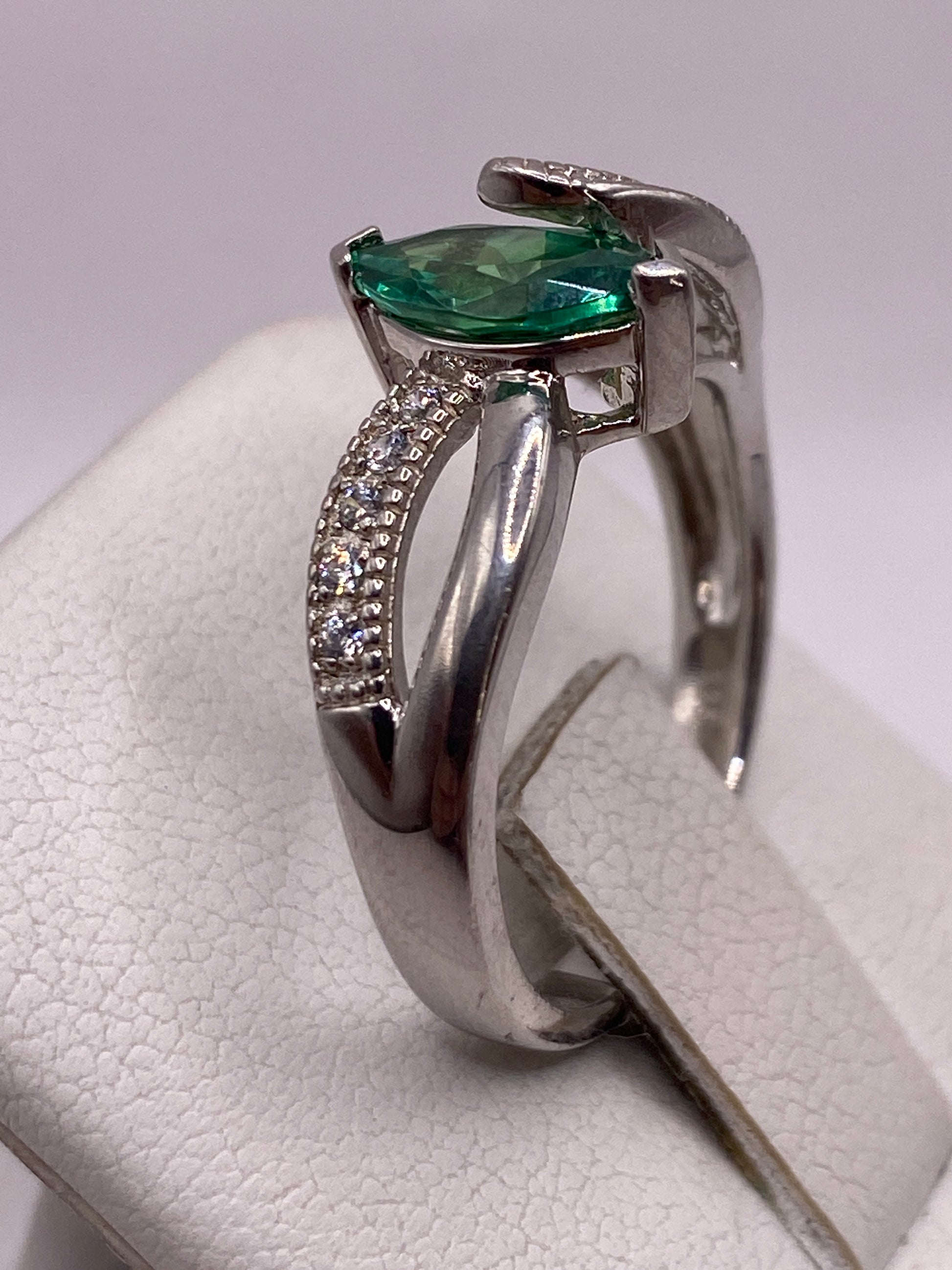 Detalle del engaste de circonia verde en plata de Taxco, pulido brillante