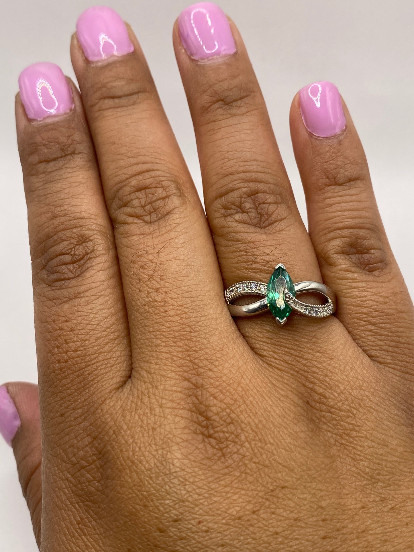 Anillo solitario sobre fondo blanco mostrando el sello 925 MEXICO en la banda interior