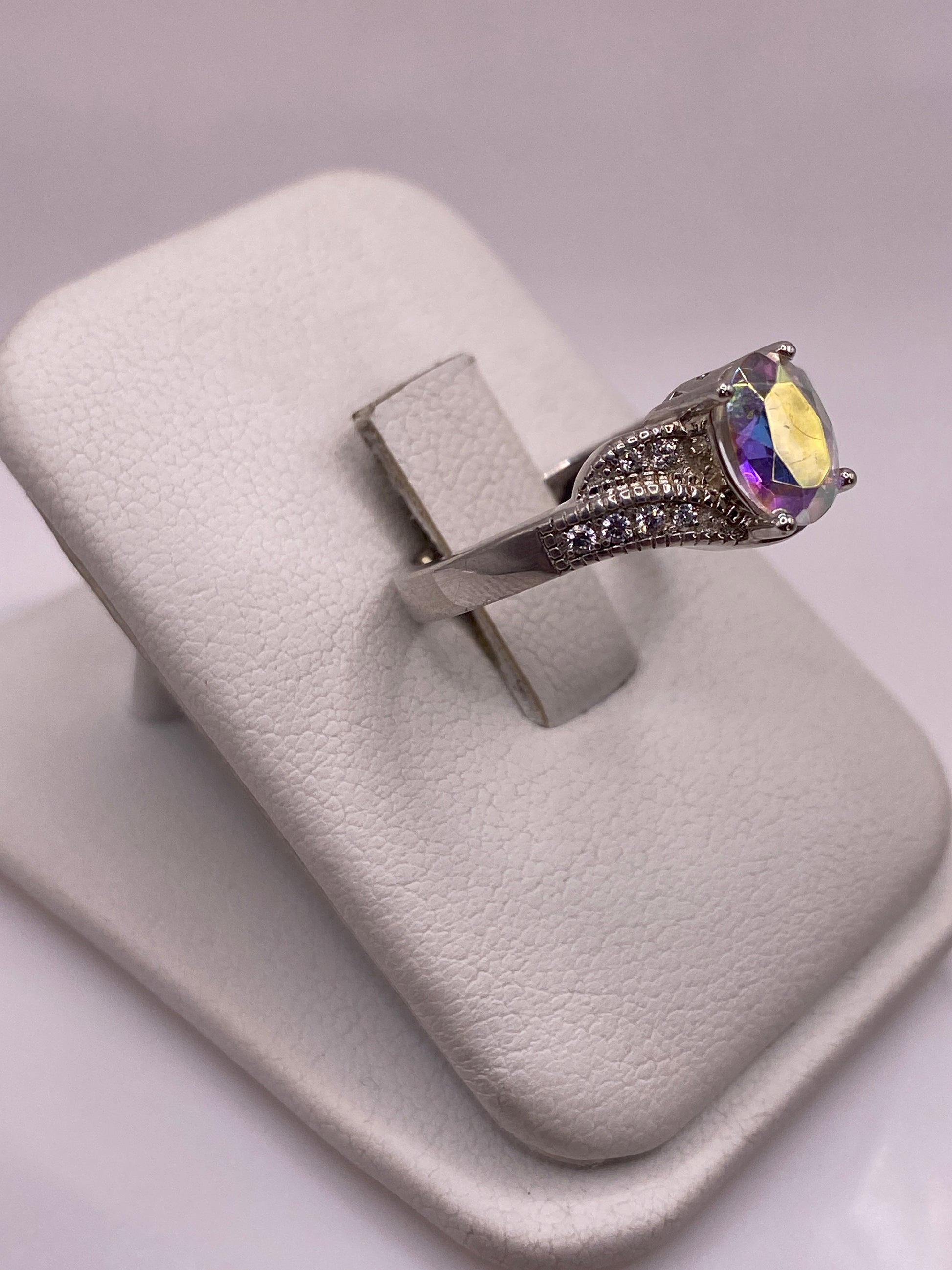 Vista lateral del anillo mostrando el engaste de circonia multicolor en plata .925