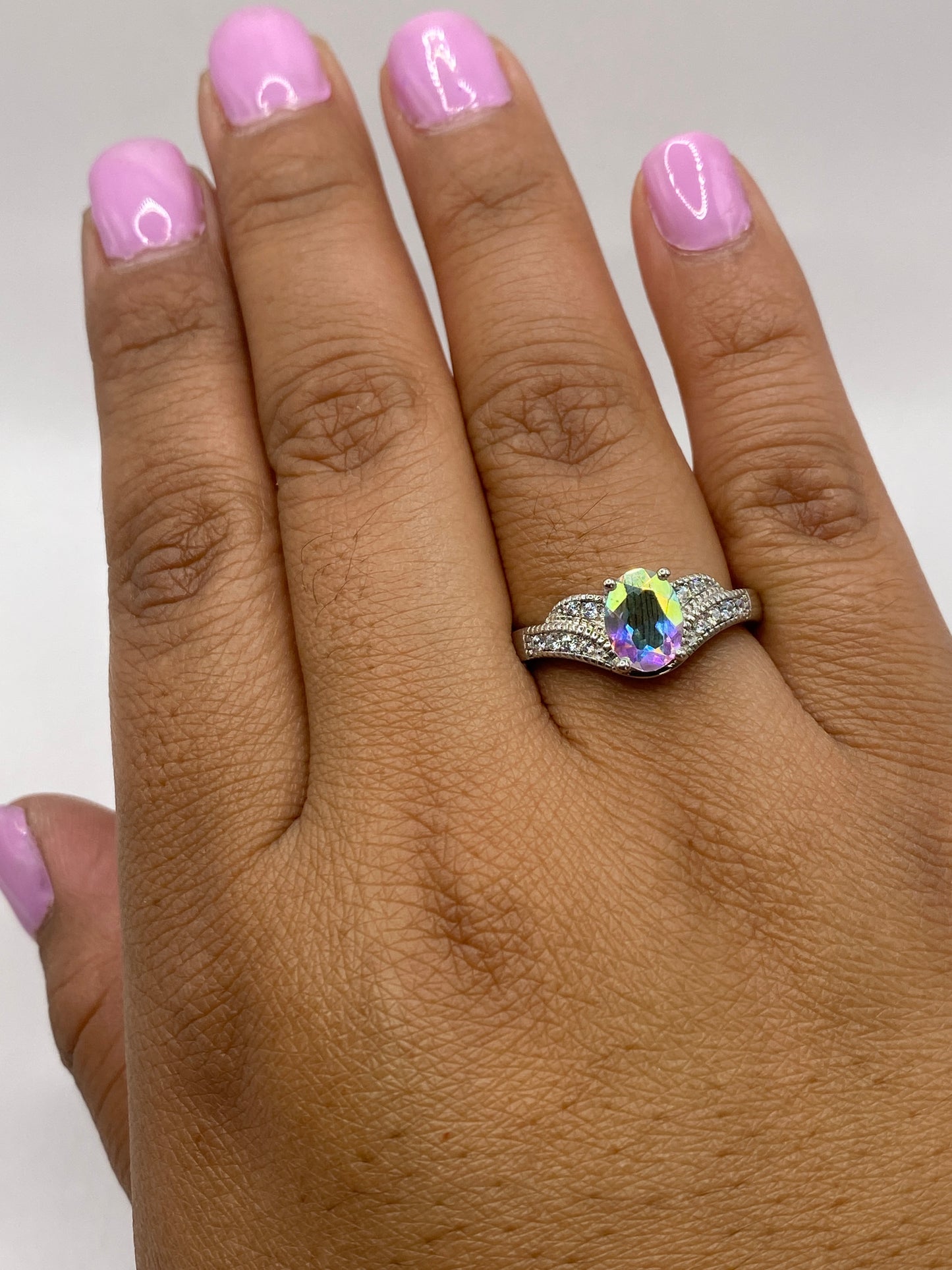 Anillo en dedo mostrando el juego de luz y color en luz natural