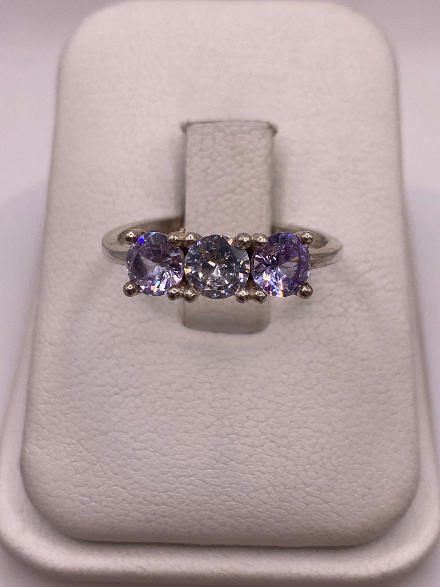 Anillo de plata solitario con circonia morada brillante en estuche blanco