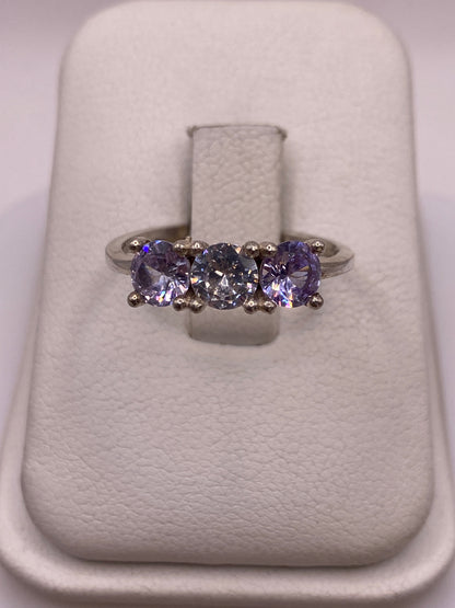 Anillo de plata solitario con circonia morada brillante en estuche blanco
