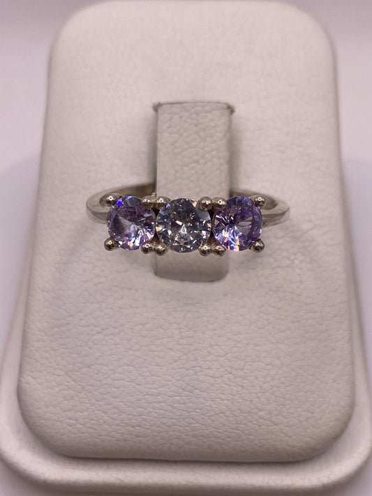 Anillo de plata solitario con circonia morada brillante en estuche blanco