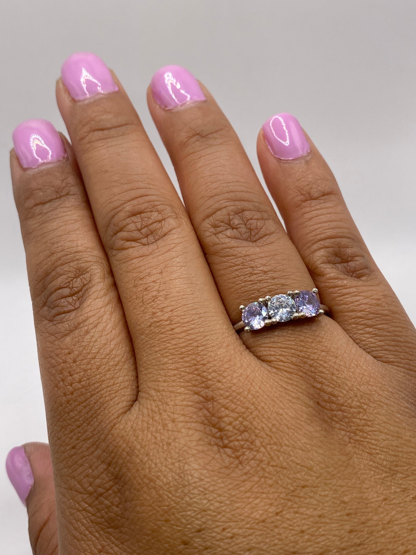 Anillo solitario mostrando el sello .925 y el brillo de la circonia morada