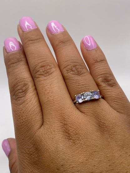 Anillo solitario mostrando el sello .925 y el brillo de la circonia morada
