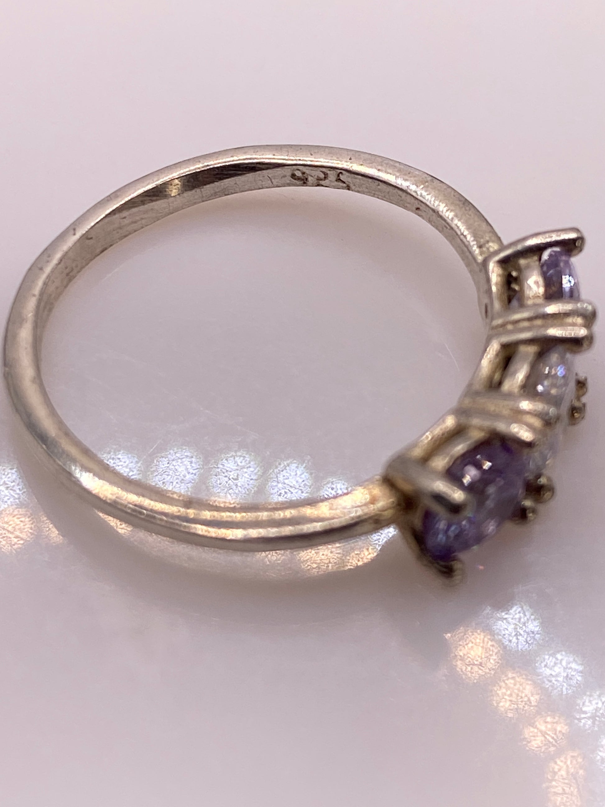 Anillo de Plata con Circonia Morada Solitario — Elegancia Minimalista — foto 5