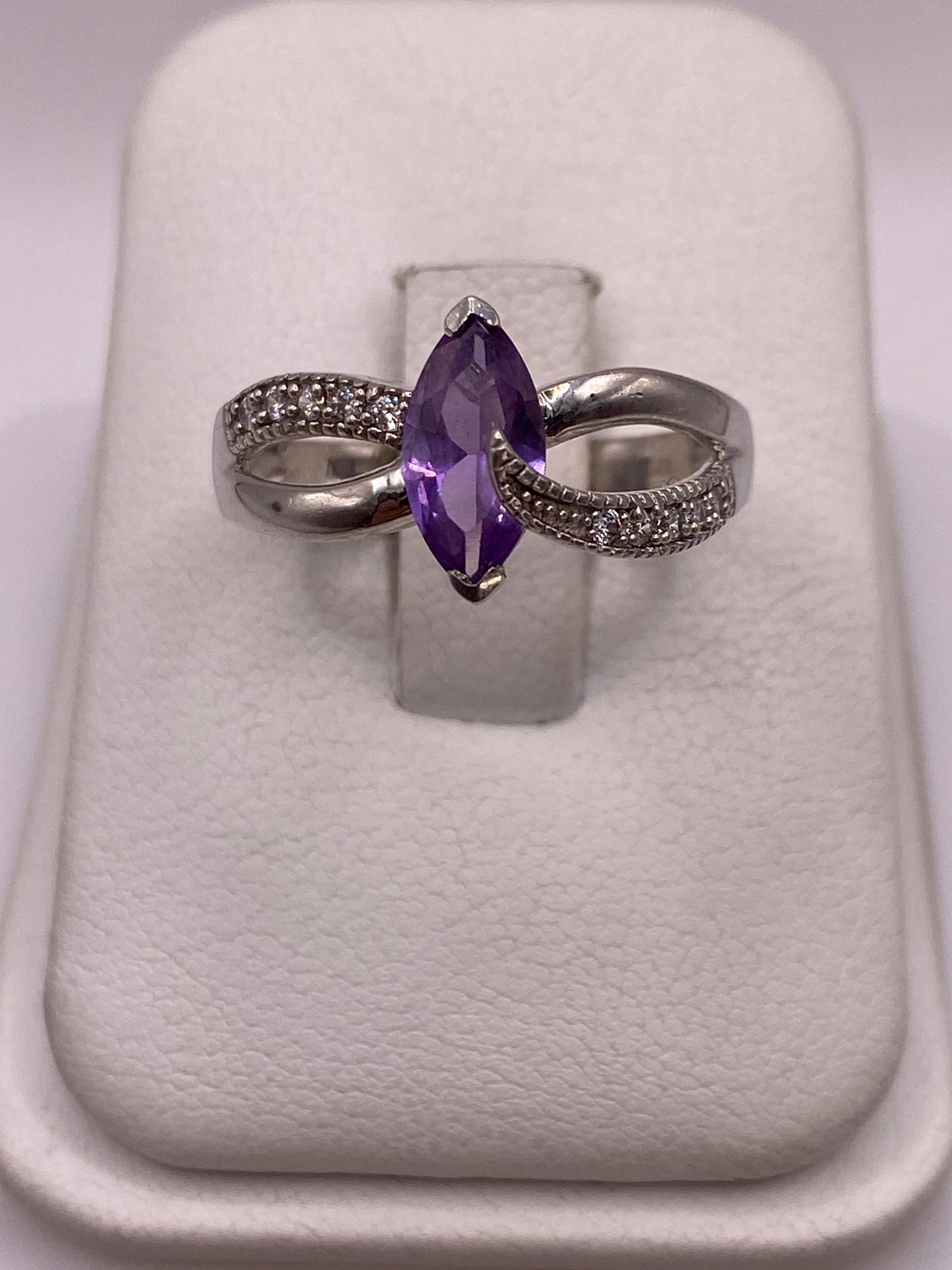 Anillo de plata solitario con circonia morada brillante en caja de presentación