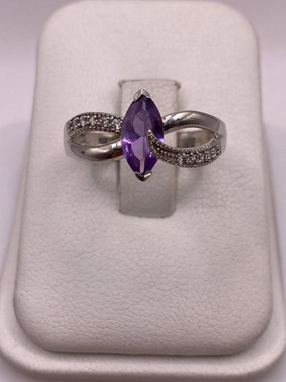 Anillo de plata solitario con circonia morada brillante en caja de presentación