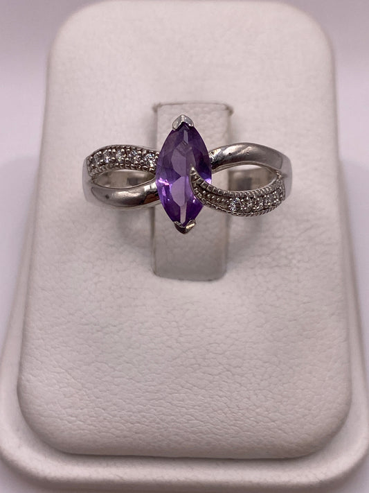 Anillo de plata solitario con circonia morada brillante en caja de presentación