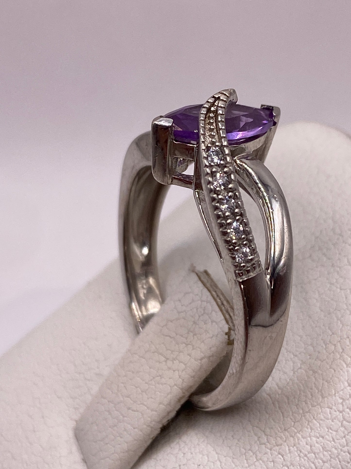 Detalle del engaste y banda del anillo en plata .925 con sello visible