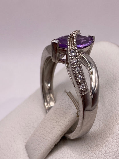 Detalle del engaste y banda del anillo en plata .925 con sello visible