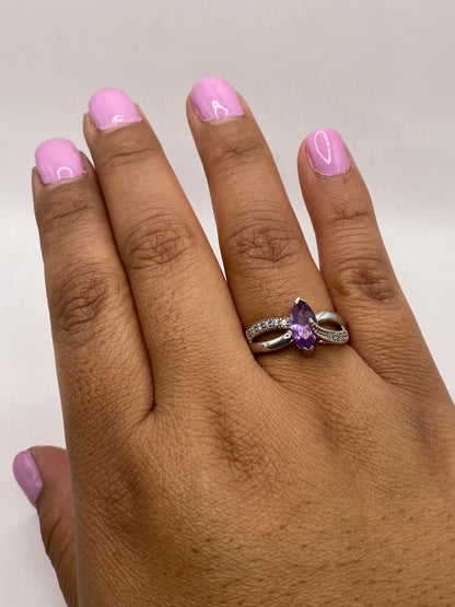 Anillo solitario circonia morada de perfil mostrando la proporción de la piedra