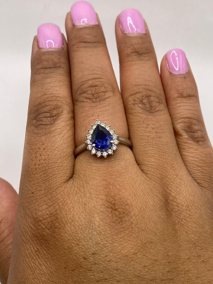 Anillo sobre dedo con manicura rosa, mostrando el brillo y presencia de la circonia morada