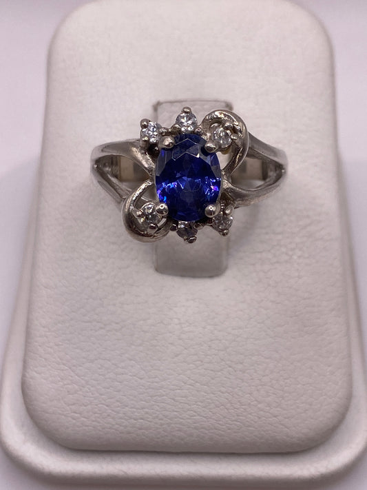 Anillo de plata solitario con circonia azul y hojas vintage en estuche blanco